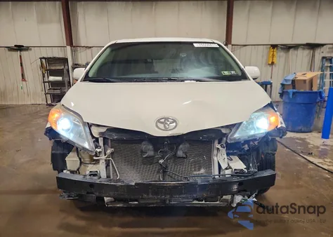 2014 Toyota Sienna Xle z USA, uszkodzony, nr VIN 5TDYK3DC6ES430719